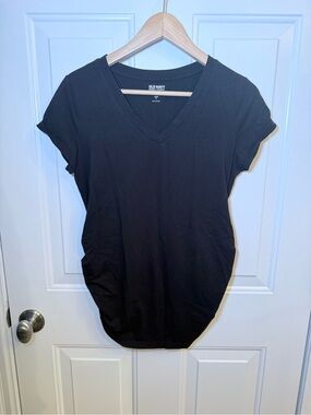 Old Navy Maternity Black V-Neck Women’s Tee